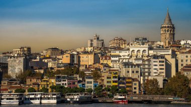 Karaköy İskelesi feribotunun Galata Köprüsü 'nün doğusundaki Golden Horn' a inişinin panoramik görüntüsü.