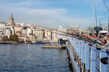 Balıkçı Galata Köprüsü 'nde balık tutuyor. Her gün kalabalık bir köprü kenarı. Balıkçılarla dolu..