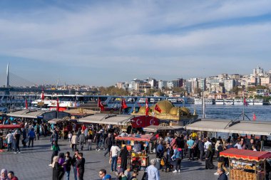 Tarihsel Eminonu Balık Ekmek Restoranları, Tarihi Eminn Balk Ekmek, diğer yerel atıştırmalıklar canlı, deniz manzaralı bir ileri karakola dağıtıldı..