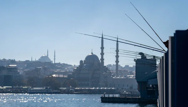 Fiskare Fiske Vid Galata Bridge Galata Kprs Dagligen Trångt Bron — Stockfoto