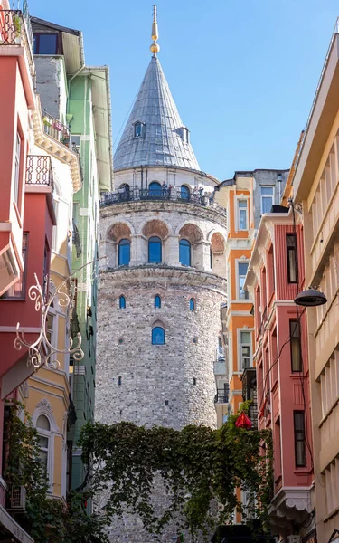 Gündüzleri Eminn Limanı 'nda Galata kulesi. İstanbul 'un bir kısmının şehir manzarası. İstanbul 'un en çok ziyaret edilen yerlerinden biri.
