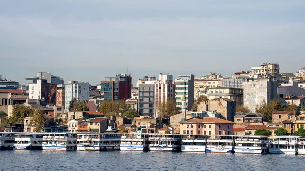 Karaky Pier Ferry Aterrizaje Cuerno Oro Beyolu Situado Largo Avenida —  Fotos de Stock