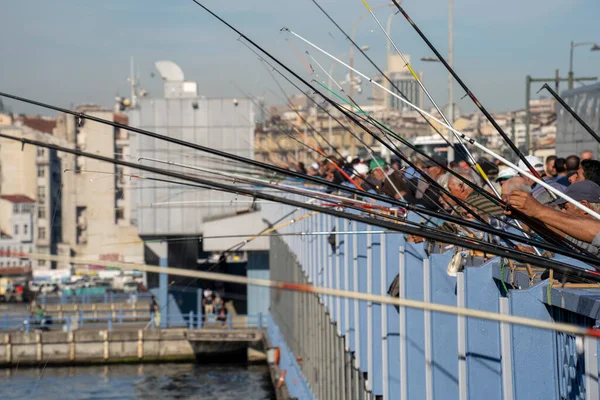 Fiskare Fiske Vid Galata Bridge Dagligen Trångt Bron Sida Med — Stockfoto