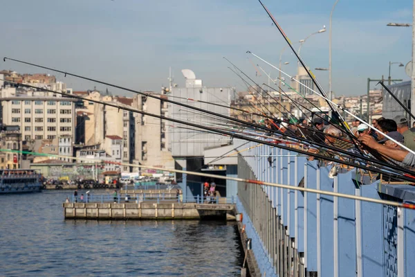 Fiskare Fiske Vid Galata Bridge Dagligen Trångt Bron Sida Med — Stockfoto