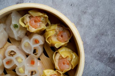 Dim Sum karışımı bambu ahşap sepetinde buğulandı. Geleneksel olarak branç için restoranlarda yenen büyük miktarda Çin yemeği.