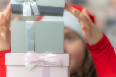 Noel Baba 'nın kırmızı kumaşlı çocuğu küçük bir hediye kutusu aç..