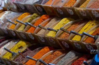 İstanbul 'daki Mısır Baharat Pazarı' nın işaretinde farklı renklerde egzotik baharatlar var. .