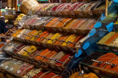 İstanbul 'daki Mısır Baharat Pazarı' nın işaretinde farklı renklerde egzotik baharatlar var. .