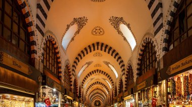Galata Köprüsü 'nün tepesinde balıkçılık yapan balıkçılar ve onun altında balık yemekleri yapan restoranlar vardır..