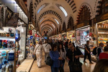 Galata Köprüsü 'nün tepesinde balıkçılık yapan balıkçılar ve onun altında balık yemekleri yapan restoranlar vardır..