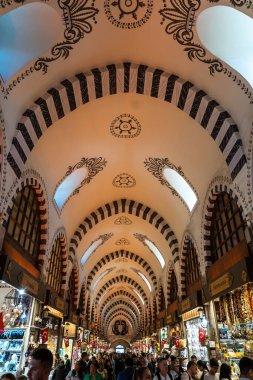 Galata Köprüsü 'nün tepesinde balıkçılık yapan balıkçılar ve onun altında balık yemekleri yapan restoranlar vardır..