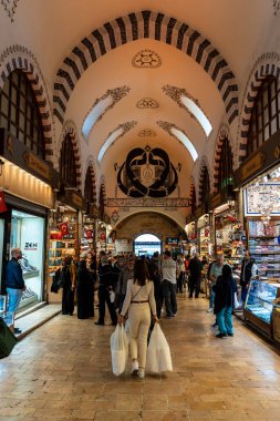Galata Köprüsü 'nün tepesinde balıkçılık yapan balıkçılar ve onun altında balık yemekleri yapan restoranlar vardır..