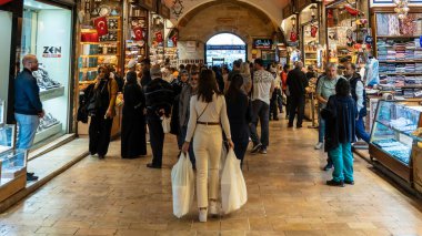 Galata Köprüsü 'nün tepesinde balıkçılık yapan balıkçılar ve onun altında balık yemekleri yapan restoranlar vardır..