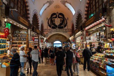 Galata Köprüsü 'nün tepesinde balıkçılık yapan balıkçılar ve onun altında balık yemekleri yapan restoranlar vardır..
