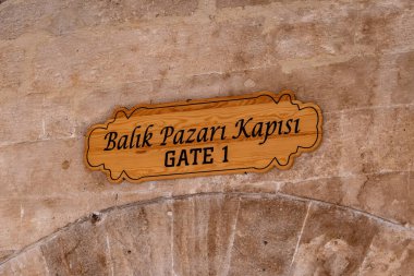 İstanbul 'daki eski balık pazarı kapısının tahta levhası İstanbul' da Balik pazari kapisi .