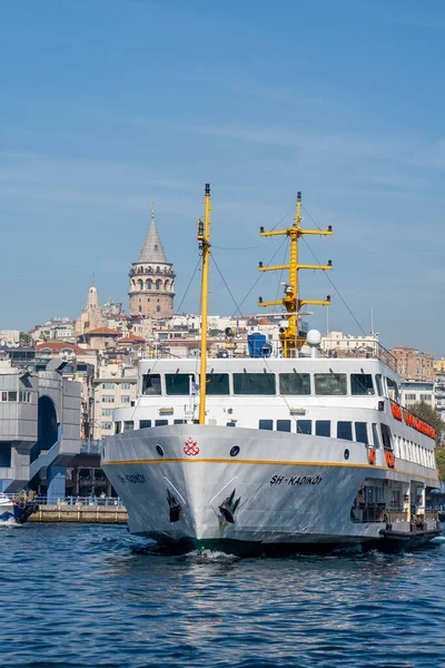 Ferry Cuerno Oro Estambul Con Torre Galata Detrás Ella Enfoque —  Fotos de Stock