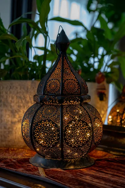Oturma Odasındaki Siyah Fener Ramazan Dekorasyonu — Stok fotoğraf