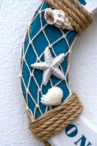 Αστέρι Της Θάλασσας Στο Λευκό Δίχτυα Αλιείας Και Μπλε Ντουλάπι — Φωτογραφία Αρχείου