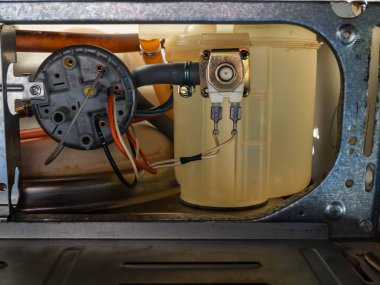 Motor, borular ve elektriğin bulaşık makinası detayları