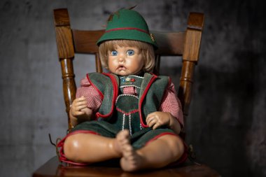 Bavyera giysilerindeki porselen antika bebek. Yakın çekim.