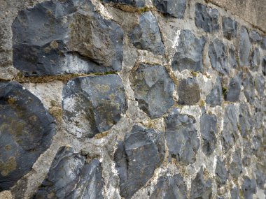 Çimentoyla tutturulmuş siyah taş ocakları