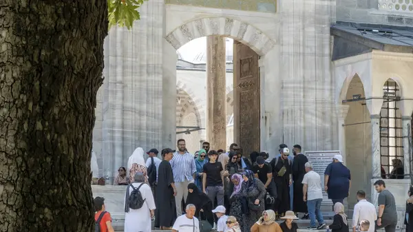 Vstupní Dveře Modré Mešity Ukazující Lidé Opouštějí Páteční Modlitby — Stock fotografie