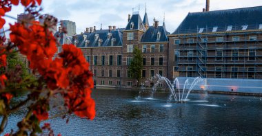 Hohvijfer Kanalı 'nın yanındaki Lahey Binnenhof Sarayı. Hollanda - Hollanda Parlamentosu binaları.