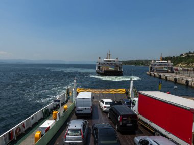 Türkiye 'nin kuzeybatısında, Marmara Denizi üzerinde yat veya feribot.
