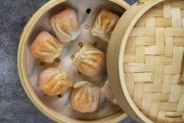 Dumplings Caseros Dim Sum Primer Plano Una Caja Vapor Bambú —  Fotos de Stock