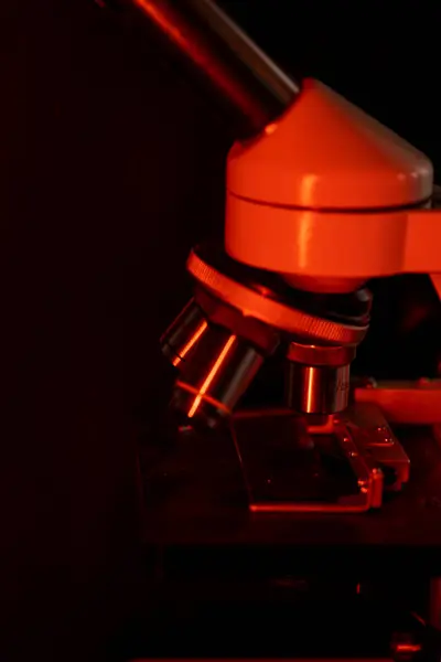 Medizinische Mikroskoplinsen Aus Nächster Nähe Warmem Roten Licht — Stockfoto