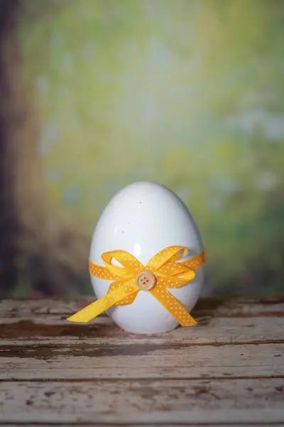 Huevos Envueltos Una Corbata Regalo Colores Concepto Domingo Pascua Pascua — Foto de Stock