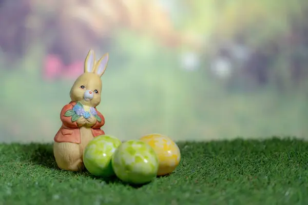 复活节彩蛋兔子的雕像 装有彩色复活节彩蛋复活节 逾越节或复活日的概念 — 图库照片
