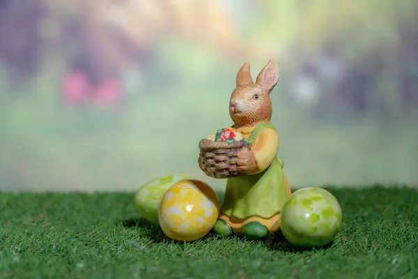 Статуя Кролика Цветными Пасхальными Яйцами Концепция Пасхи Пасхи Воскресения — стоковое фото