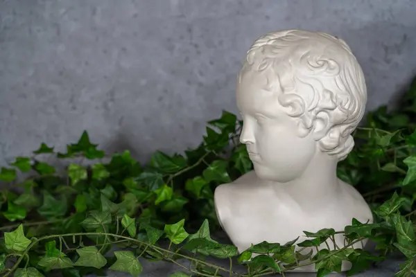Скульптура Скульптурная Голова Голова Вырезана Белого Камня Девочка Стоковое Изображение
