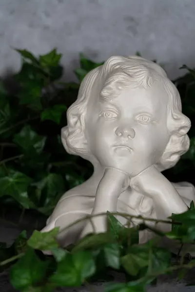 Скульптура Скульптурная Голова Голова Вырезана Белого Камня Девочка Лицензионные Стоковые Изображения