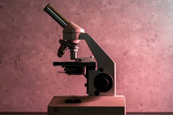 Объективы Медицинского Микроскопа Закрываются Тёплом Красном Освещении Лицензионные Стоковые Фото