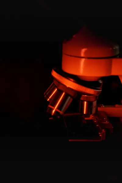 Lenti Medico Microscopio Vicino Calda Illuminazione Rossa Fotografia Stock
