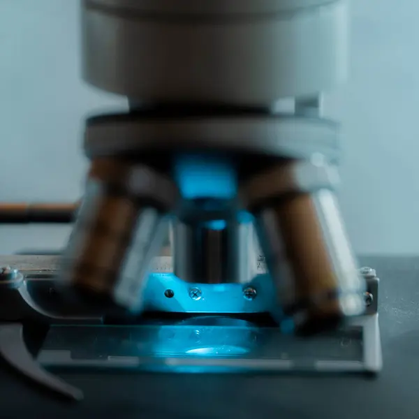 Lenti Medico Microscopio Vicino Calda Illuminazione Blu Immagine Stock