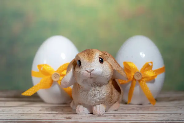 Uova Avvolte Una Cravatta Regalo Colorata Con Coniglio Pasqua Pasqua Foto Stock Royalty Free