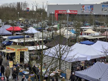Almanya 'da flohmarkt ucuz mallar, yiyecekler ve kullanılmış eşyalar almak için bir fırsattır. Almanya 'da çok popülerdir..