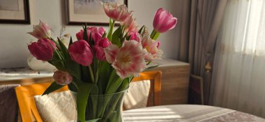 Yemek odasındaki vazoda duran güzel lale çiçekleri..