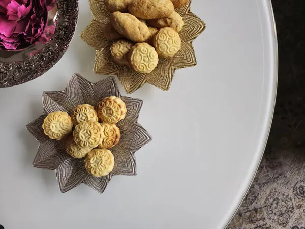 Tatlılar, Bayram Kurabiyeleri, Kurban Bayramı için pişirilen tatlı kurabiyeler, Mamool veya Kahk, Top view.