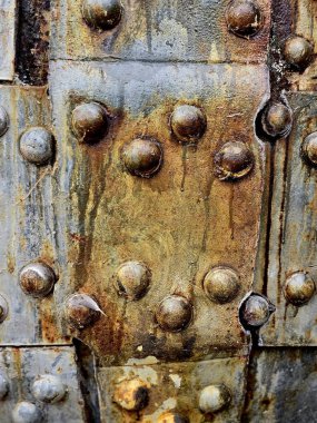 Eski model paslı metal kapı.