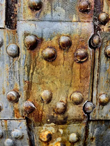 Eski model paslı metal kapı.