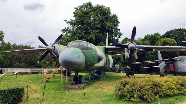 Varşova, Polonya - 12 Temmuz 2022: Polonya Ordu Müzesi 'nde uçaklar ve diğer askeri teçhizatlar