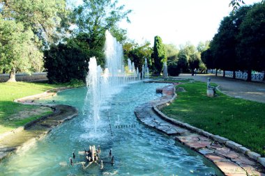 Çeşmenin serin gölgesinde