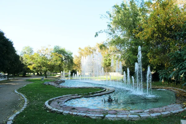 stock image In the cool shade by the fountain