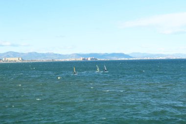 Deniz dalgaları arasında süzülürken