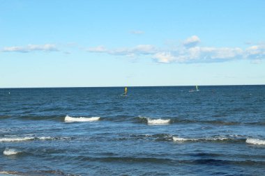 Deniz dalgaları arasında süzülürken