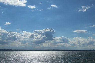 Pofuduk, beyaz bulutlar Ukrayna 'nın mavi gökyüzünde